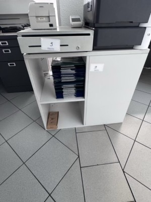 1 Kommode mit Kassenschublade